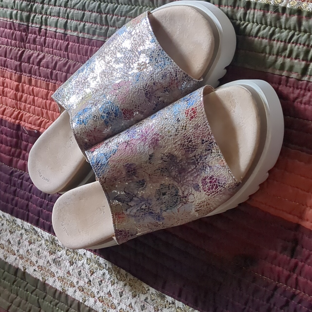 GABOR* Floral metallic leather slides. Size 8 measurements in pics. Beautiful